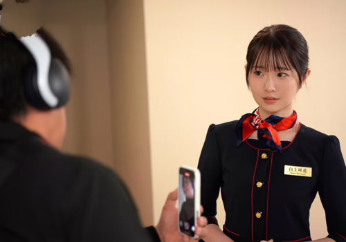 Nữ tiếp viên hàng không xinh đẹp bị quấy rối bởi tên mập giàu có dâm dục